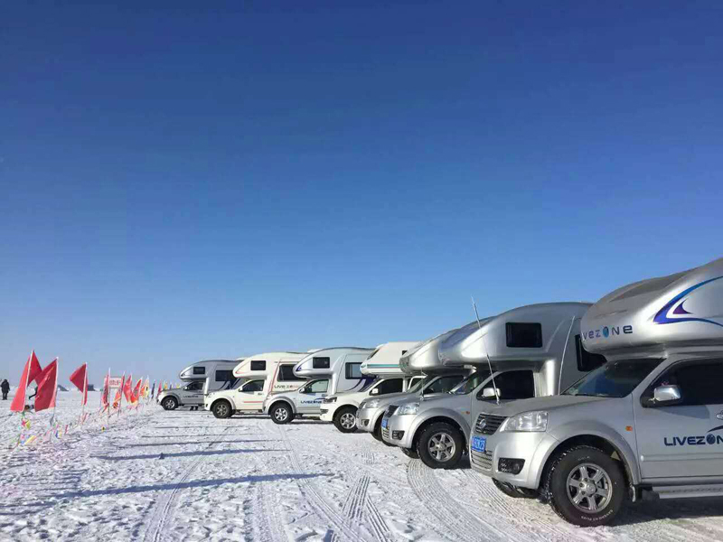 踏雪前行，房車也能雪地越野