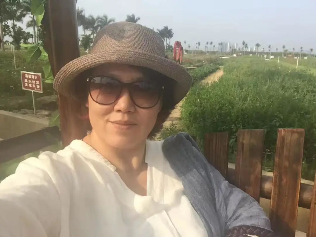 58歲的她，自駕房車旅居，一人兩犬，活成了自己喜歡的樣子