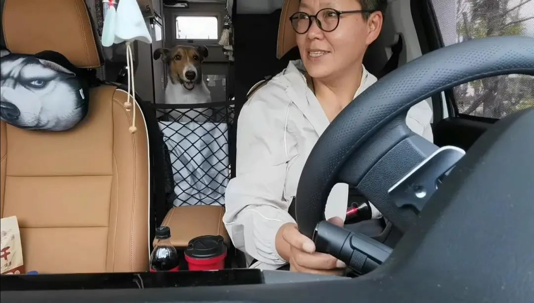 58歲的她，自駕房車旅居，一人兩犬，活成了自己喜歡的樣子